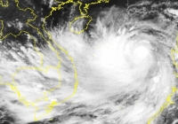 Siêu bão Noru gây ra sóng lớn và lốc xoáy trên biển