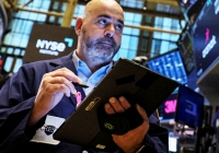 Phố Wall giảm nhẹ trước kỳ nghỉ lễ lớn