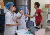Nhân viên y tế ở Hà Nội bị hành hung có thể gọi về 30 đường dây nóng của công an