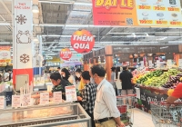 Siêu thị tung khuyến mãi cuối tuần, giá thực phẩm tăng nhẹ