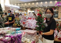 Siêu thị khuyến mãi lớn, thị trường đồ trang trí Giáng sinh nhộn nhịp