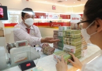 Lãi suất tăng cao, người dân đổ xô gửi tiền vào ngân hàng
