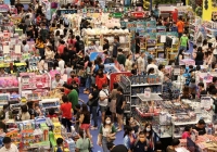 Người dân Singapore kéo nhau mua sắm trước khi tăng thuế hàng hóa