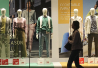 Uniqlo tăng 24% lương cho nhân viên tại Hồng Kông