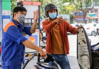 Giá xăng RON 95 giảm gần 800 đồng/lít