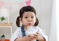 Chưa ăn sáng có nên uống sữa không?