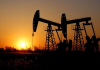 Giá dầu giảm mạnh do lo ngại về trần nợ của Mỹ và cuộc đàm phán của OPEC+ 