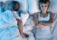 Tại sao phụ nữ có nhiều vấn đề về giấc ngủ hơn nam giới?