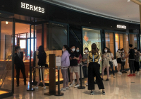 Có phải Hermès đã đi quá xa với chiến thuật bán túi xách độc quyền của mình?