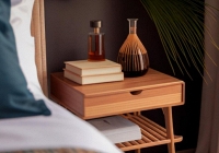 5 cách đơn giản để trang trí bàn cạnh giường ngủ