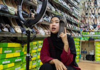 Người Indonesia lo ngại giá cả tăng cao do lệnh cấm bán hàng trên mạng xã hội