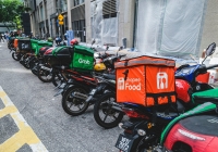 Từ Việt Nam đến Singapore, shipper chật vật vì 'cung cầu không khớp'