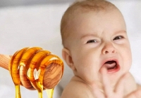 Cho trẻ sơ sinh ăn mật ong có thể bị ngộ độc