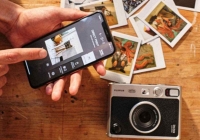 Gen Z yêu thích phong cách retro giúp Fujifilm tăng thị phần máy ảnh Instax  