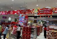 Hàng Tết ngập kệ, siêu thị ồ ạt 'tung' khuyến mãi