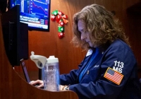 Dow Jones mất hơn 200 điểm sau phát biểu của Thống đốc Fed