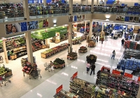 Walmart tăng lương thưởng trong khi Macy's cắt giảm hơn 2.000 nhân sự