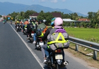 Vé máy bay đắt đỏ, vé tàu cháy hàng, nhiều người lựa chọn 'phượt' về quê ăn Tết
