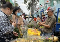 Chợ hoa lớn nhất TP.HCM đông nghịt khách ngày 29 Tết