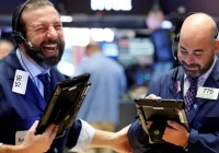 Chứng khoán Mỹ lập kỷ lục mới, Dow Jones tăng 350 điểm