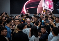 Vốn hóa 'bốc hơi' 113 tỷ USD, Tim Cook ngay lập tức 'o bế' Trung Quốc