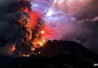 Hàng nghìn người sơ tán khi núi lửa Ruang ở Indonesia phun trào, gây nguy cơ sóng thần