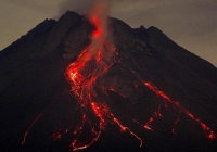 Núi lửa Indonesia phun tro bụi cao 2km