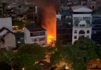 Cháy lớn lúc nửa đêm tại quán ăn ở Cầu Giấy, Hà Nội