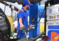 Giá xăng bán lẻ giảm mạnh về dưới 20.000 đồng/lít