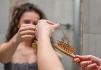 Một dấu hiệu khi chải hoặc gội đầu có thể cảnh báo bệnh nghiêm trọng về gan