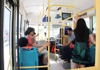 Cậu bé 14 tuổi bị bà bầu bắt đứng dậy nhường ghế, phản ứng của người mẹ bất ngờ được ngợi khen