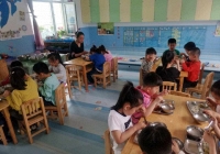 Con đi học về cả tháng than ăn không đủ no, mẹ lên gặp Hiệu trưởng thì bị mỉa mai 1 câu khiến chị bật khóc