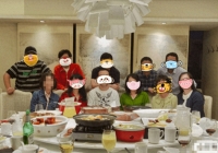 11 người trong bức ảnh đều có 1 điểm chung đáng ngưỡng mộ, nhưng câu chuyện phía sau mới gây tranh cãi