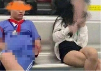 Bức ảnh nhạy cảm trên tàu điện ngầm gây 'bão': Bao nhiêu cha mẹ đã vô tư bỏ qua việc dạy con điều này?