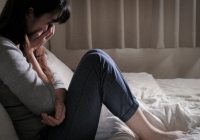 4 thói quen sai lầm khiến 'vùng kín khô hạn triền miên', BS khuyến cáo chị em nên thay đổi gấp