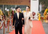 'Mẹ bỉm' Đỗ Mỹ Linh khoe dáng bên cạnh chồng thiếu gia, nhìn ánh mắt là biết say đắm vợ thế nào 