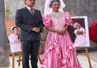 Chiếc váy cưới màu hồng gây tranh cãi và sự thật khiến ai nấy 'nghẹn lòng'