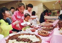 Loạt hành động 'kỳ quái' trên bàn ăn của bà mẹ khiến ai nấy lo cho đứa con: Lớn lên tư duy hạn chế, khó mà làm nên việc lớn