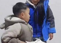 Con gái vừa gào khóc vừa mắng em trai nhưng mẹ không hề cản mà còn quay clip rồi cười, biết lý do cả cộng đồng mạng cười theo!