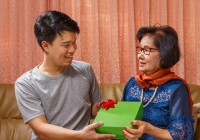 Yêu 3 năm toàn 'tay không bắt giặc', bỗng dưng sáng mùng 1 bạn trai khiến cả nhà vợ tương lai choáng váng vì quà Tết