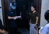 Một bé gái bị bỏ lại đồn công an, tiết lộ cuộc đời bi thảm khiến ai nấy bật khóc: Kết quả sau đó không tin nổi