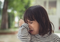 Bé gái 6 tuổi gần như bị mù chỉ trong một đêm: 'Mẹ ơi, thà đừng sinh con còn hơn đối xử một cách tàn nhẫn như vậy!'