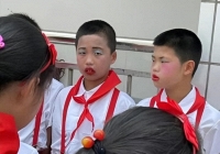 Bức ảnh nhóm học sinh diễn văn nghệ khiến người nghiêm túc nhất cũng phải phì cười: Bao ký ức tuổi thơ ùa về!