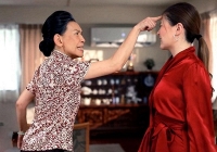 Thấy chồng luôn tránh mặt mình mỗi khi nghe điện thoại của mẹ chồng, vợ tìm ra lí do thì hoàn toàn chết lặng