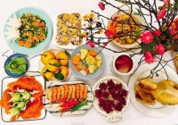 Đặt mâm cỗ cúng, nàng dâu bị mẹ chồng trách 'chỉ biết tiêu tiền chồng' cho đến khi bà biết thu nhập thật sự của cô 
