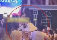 Cô giáo mầm non trình diễn vũ điệu trên sân khấu, phụ huynh tranh cãi: Tuyệt đối không cho bố đón con!