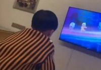 Giao điện thoại cho con vài phút, cặp vợ chồng không ngờ hành trình về quê ăn Tết bị đảo lộn, cư dân mạng xem mà xót giùm