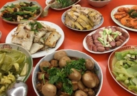 Một mình nấu mâm cơm Giao thừa cho cả nhà chồng 14 người, nàng dâu có màn xử lý đỉnh như phim