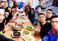 Buổi họp lớp đầu năm đang vui vẻ, khi thức ăn được dọn ra, tôi liền đứng dậy đi về, ngay lập tức rời khỏi nhóm lớp