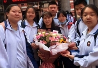 Sau khi tốt nghiệp, tại sao 'học sinh giỏi' thường ít thăm thầy cô cũ hơn 'học sinh kém'? Giáo viên đưa ra 3 lý do gây tranh cãi